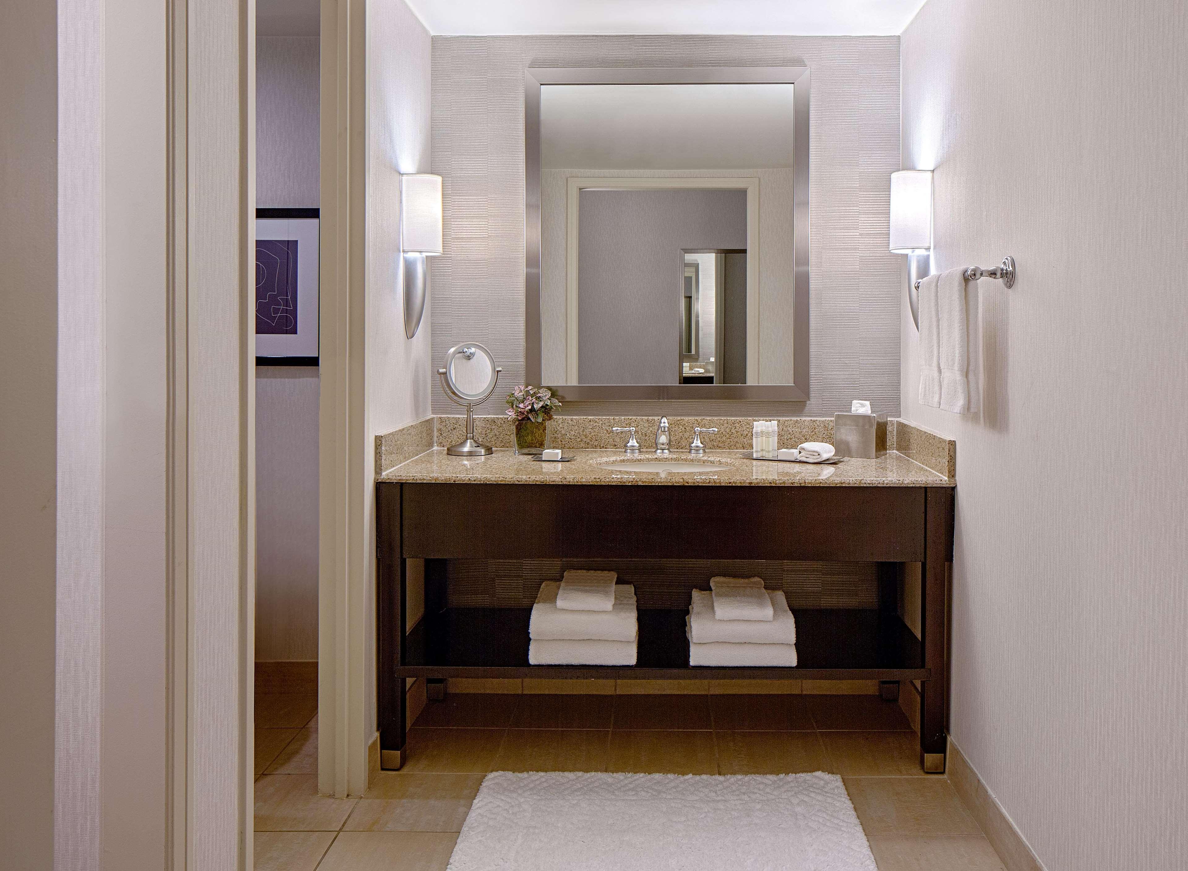 Doubletree By Hilton Hotel Houston Greenway Plaza Екстер'єр фото