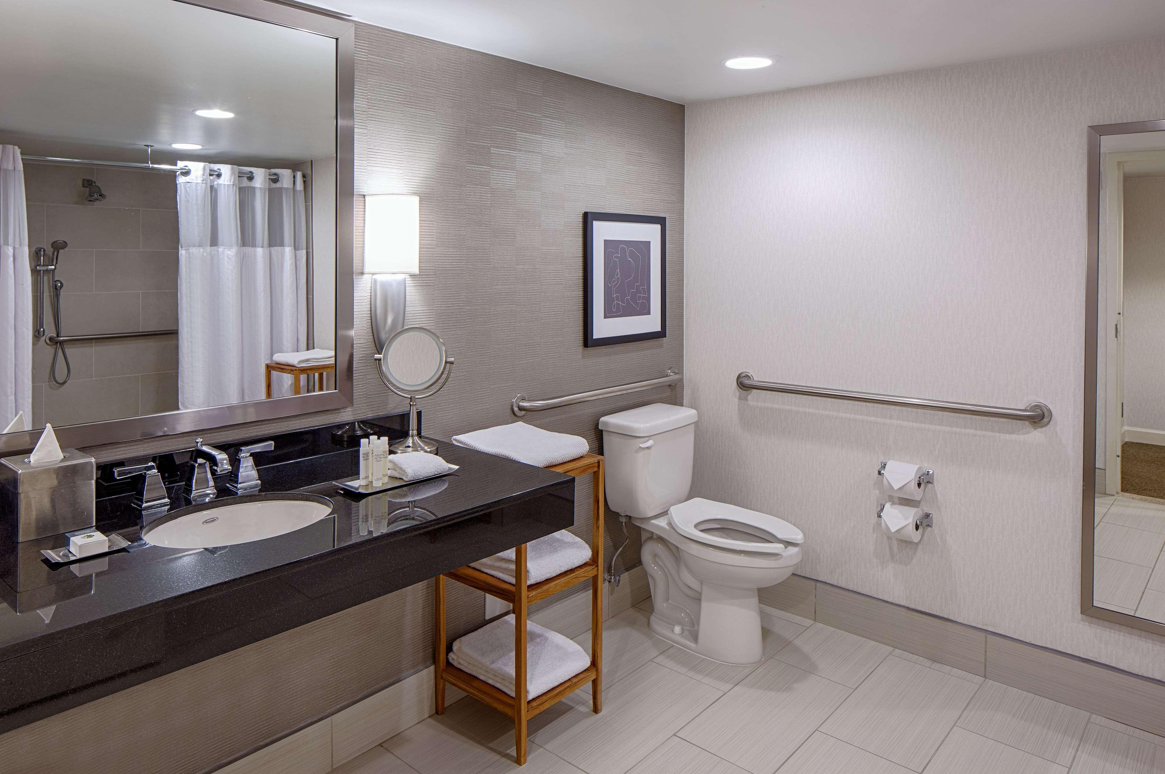Doubletree By Hilton Hotel Houston Greenway Plaza Екстер'єр фото