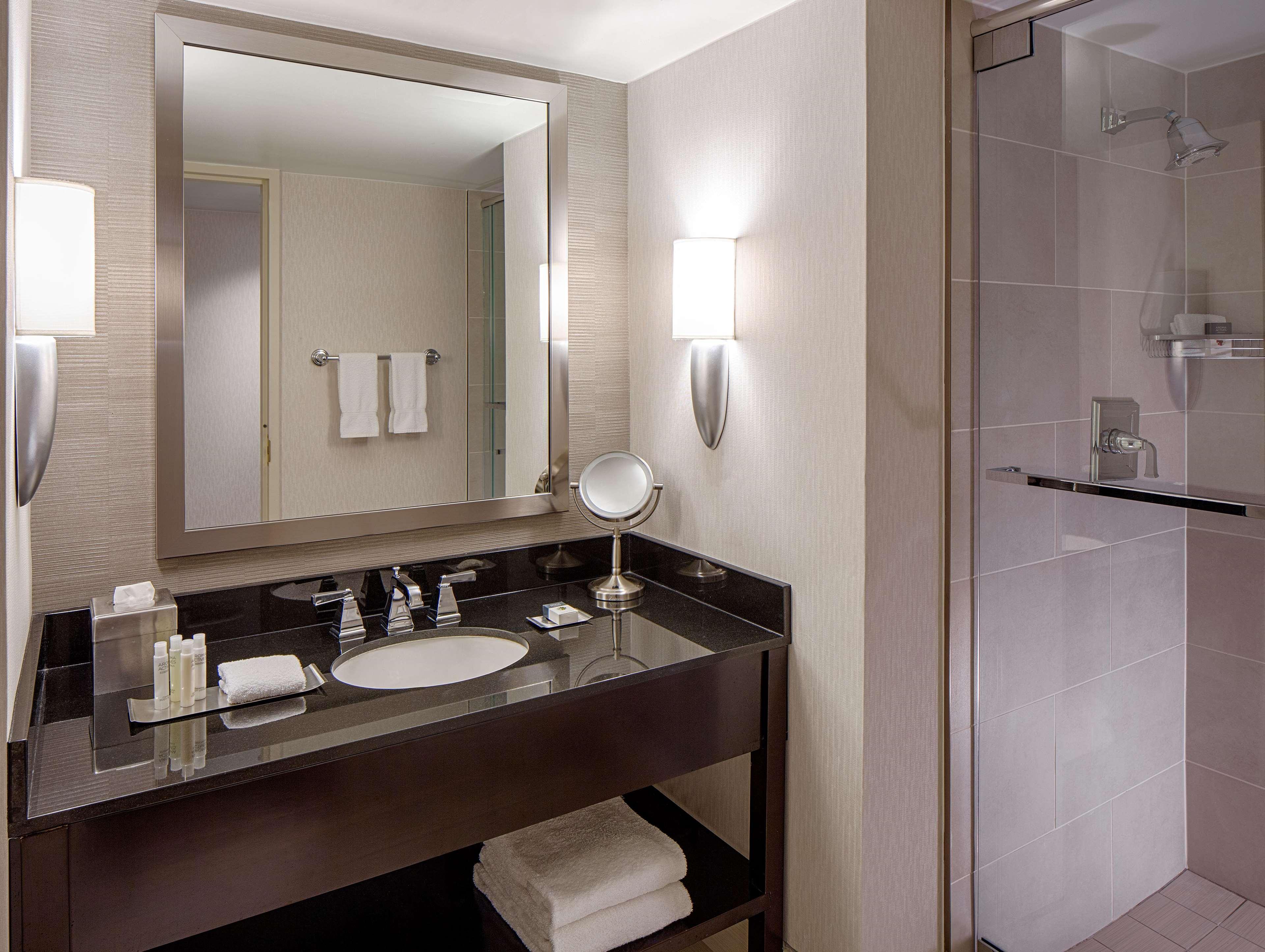 Doubletree By Hilton Hotel Houston Greenway Plaza Екстер'єр фото