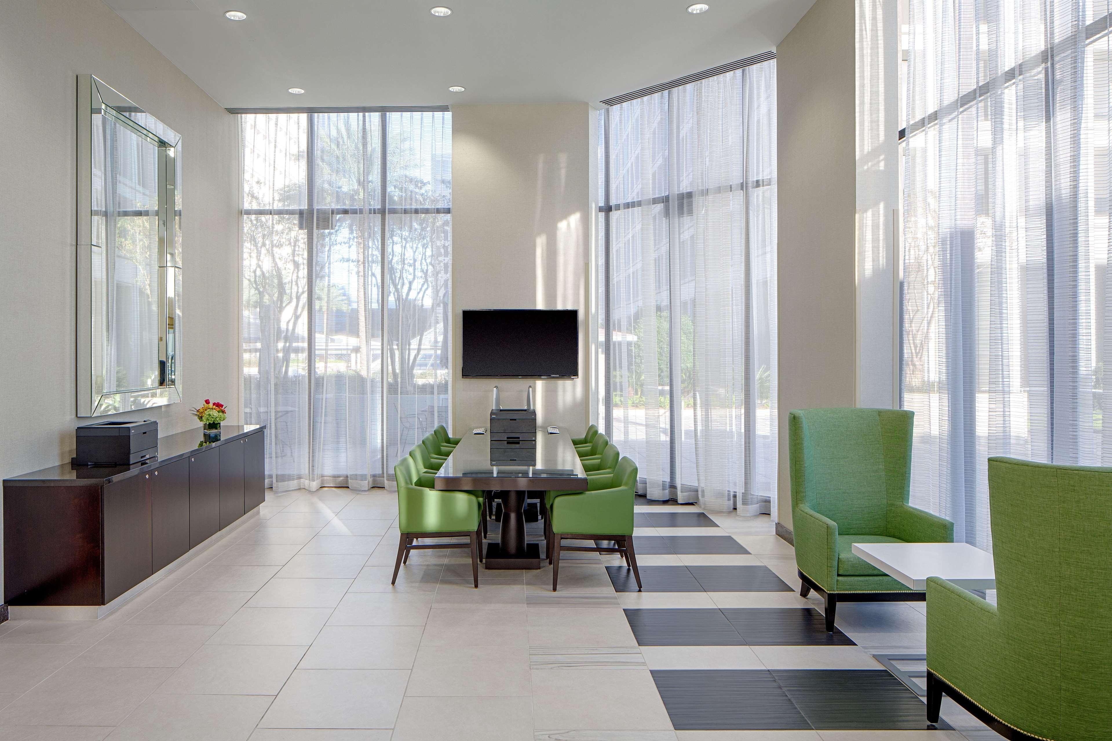 Doubletree By Hilton Hotel Houston Greenway Plaza Екстер'єр фото